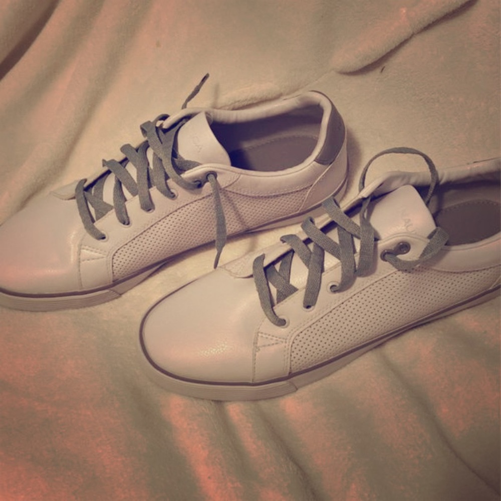 Size 10 men’s Nautica sneakers